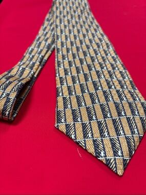 Kenneth Cole NY silk tie!